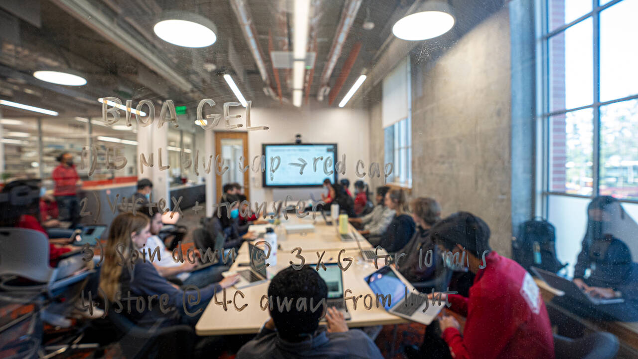 USC_VSE_PeterKuhnHealthCampaign_20220421_-USC_VSE_PeterKuhnHealthCampaign_20220421_-0005 Members of the Peter Kuhn Lab gather at the USC Michelson Center